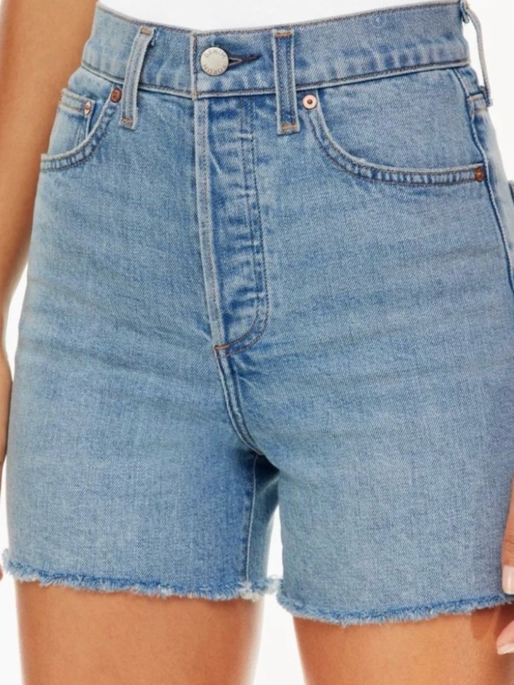 Aritzia Denim Forum The '50s Arlo Short Size 25
High Rise Raw Hem